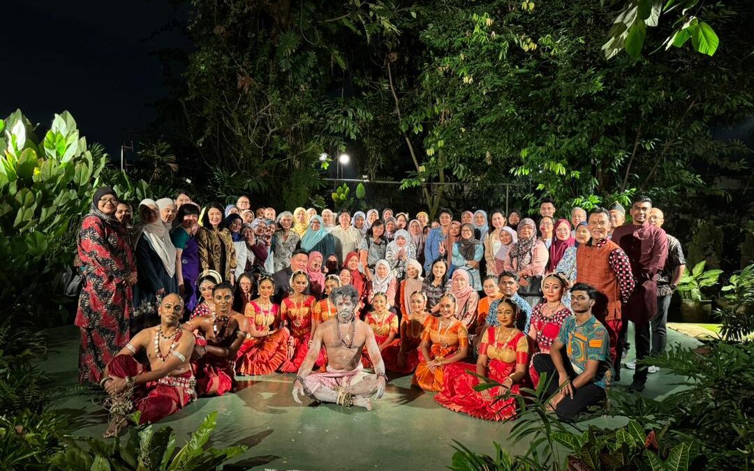 MALAM SENYUM SERUMPUN